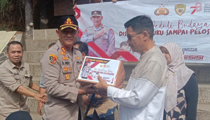 Wujudkan Literasi di Kampung Naga, Polres Tasikmalaya Berbagi Buku Gratis