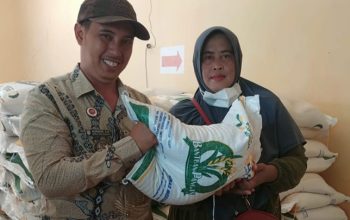 Sebanyak 1053 Penerima Bantuan Pangan Memadati Balai Desa pada Penyaluran Bantuan Beras