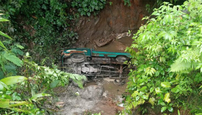 Truk Semen Terjun ke Jurang di Cigalontang Tasikmalaya