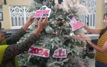Gotong Royong Natal, Warga Gereja Katolik Santo Yohanes Dekorasi Pohon Natal Tema Pemilu Damai 2024
