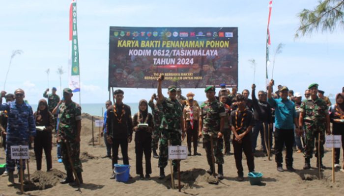 Kodim 0612/Tasikmalaya Tebar Kebaikan di Pantai Cemara Cikalong