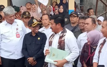 Anggota DPRD Kota Tasik Dampingi Menteri ATR BPN Serahkan Sertipikat PTSL