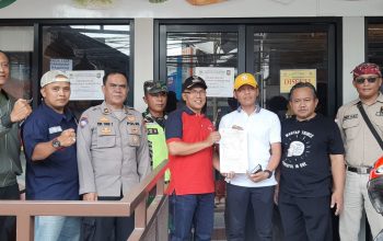 Satpol PP Kota Bandung Segel Minimarket yang Melanggar Perda Kota