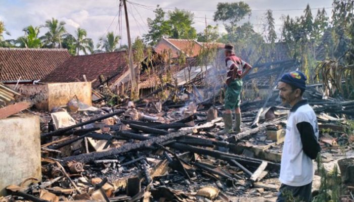 Tragisnya Kebakaran di Kampung Cipari, Rumah dan Simpanan Gabah Ludes Dilalap Api