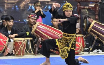 Seni Tradisional Jaipong Meriahkan Angkutan Lebaran 2024 di Stasiun Bandung