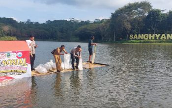 Polsek Tanjungjaya Tebar 50.000 Benih Ikan di Situ Sanghyang, Masyarakat Sambut Antusias!