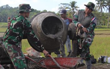 Sinergi TNI dan Warga, Panas Terik Tak Surutkan Semangat Bangun Desa Pangliaran