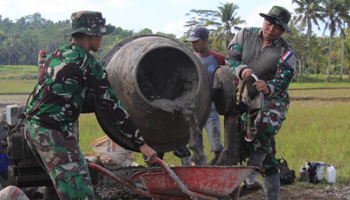 Sinergi TNI dan Warga, Panas Terik Tak Surutkan Semangat Bangun Desa Pangliaran
