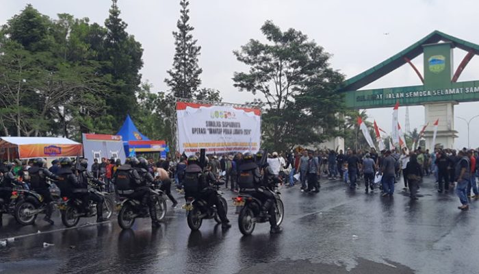 Drama Mencekam di Tasikmalaya, Gedung Bupati Dikepung Massa, Dua Ledakan Bom Mengguncang