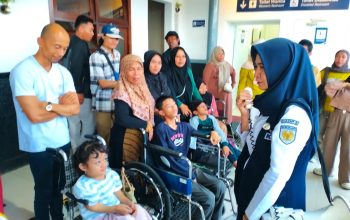 Rayakan HUT PT KAI, Warga Difabel Diajak Jalan-jalan di Stasiun Tasikmalaya