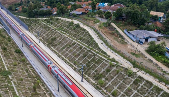 PT KCIC Tunda Perjalanan Whoosh Usai Gempa, Tiket Dikembalikan 100%