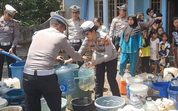 Kemarau Panjang, Polres Tasikmalaya Salurkan Ribuan Liter Air untuk Warga Kekeringan
