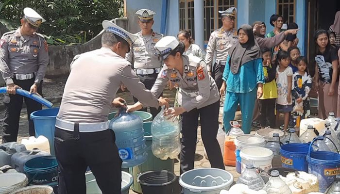 Kemarau Panjang, Polres Tasikmalaya Salurkan Ribuan Liter Air untuk Warga Kekeringan