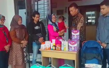 Dinas Sosial Kota Tasikmalaya Salurkan Bantuan untuk Anak Yatim di Depan Kantor