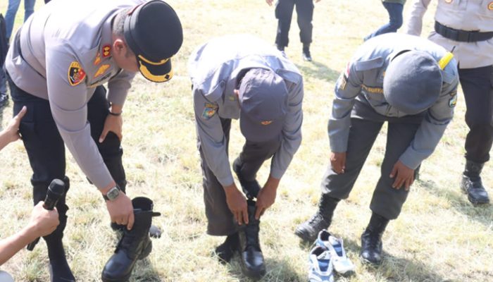 Ribuan Linmas Siap Amankan Pemilu 2024, Kapolres Tasikmalaya Lepas Sepatu Dinas demi Anggota Linmas