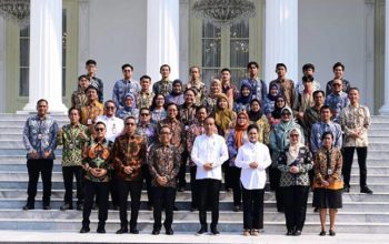 Istimewa! Presiden Jokowi Sempatkan Foto Bersama Staf dan Media di Tengah Kesibukan