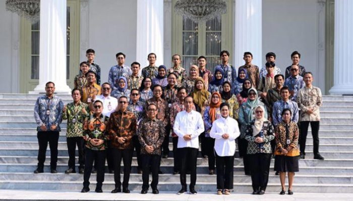 Istimewa! Presiden Jokowi Sempatkan Foto Bersama Staf dan Media di Tengah Kesibukan