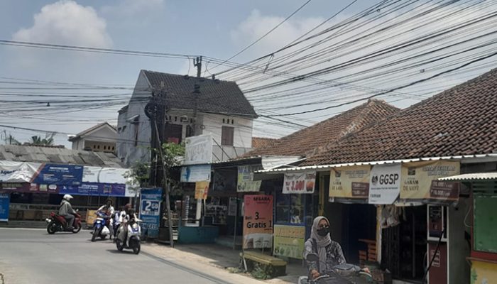 Tiang dan Kabel Internet Ilegal Semakin Semrawut, DPUTR Tasikmalaya Siap Bertindak