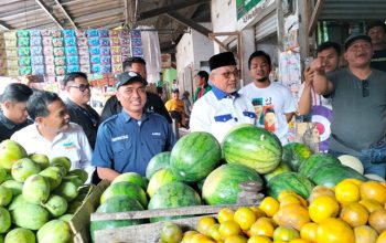 Ahmad Syaikhu Borong Dagangan dan Janji Revitalisasi Pasar Cikurubuk yang Lebih Bersih dan Nyaman
