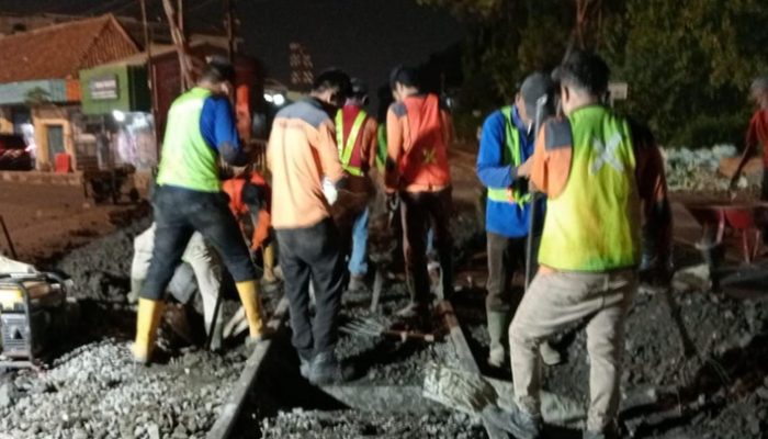 Tingkatkan Keselamatan Daop 2 Bandung Lakukan Perbaikan Perlintasan Kereta Api