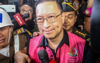 Skandal Impor Gula, Mantan Menteri Tom Lembong Ditahan Kejagung dengan Rompi Tersangka