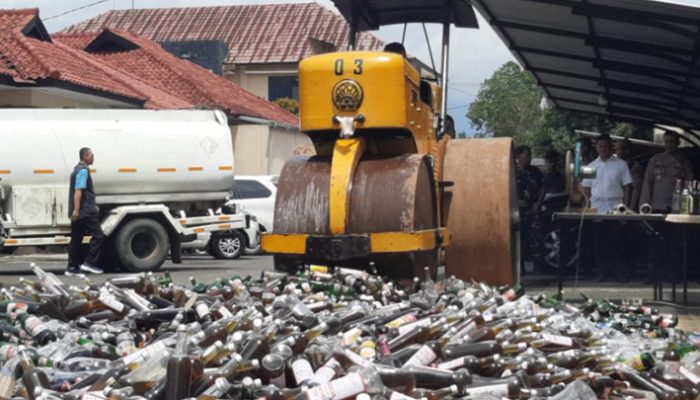 Jelang Tahun Baru, Polres Tasikmalaya Hancurkan 10 Ribu Botol Miras dan 200 Knalpot Brong
