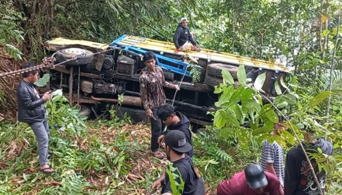 Truk Tergelincir Masuk Jurang di Tanjakan Curam Bojonggambir, Sopir Selamat Meski Kabin Rusak Parah