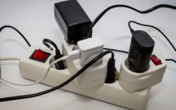 Kebiasaan Sepele yang Berdampak Besar, Bahaya Charger Tak Dicabut