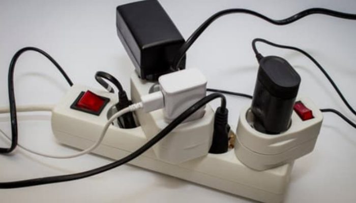 Kebiasaan Sepele yang Berdampak Besar, Bahaya Charger Tak Dicabut