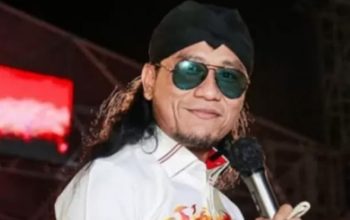 Gus Miftah Borong Dagangan dan Balas Kritik dengan Doa