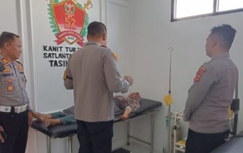 Sigap dan Humanis, Kapolres Tasikmalaya Beri Pertolongan Cepat pada Nenek Pingsan