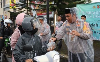 Aksi Peduli Polres Tasikmalaya, Berbagi Takjil di Tengah Gerimis