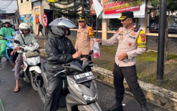 Peduli Sesama, Polres Tasikmalaya Berbagi Takjil