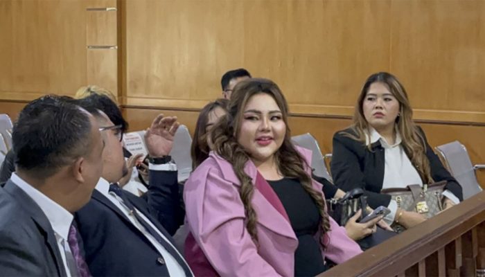 Gagal Bertemu Ridwan Kamil, Penampilan Lisa Mariana di Sidang Tetap Jadi Sorotan