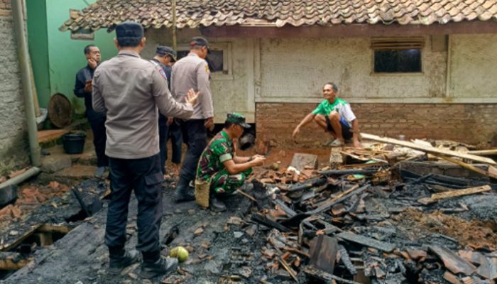 Rumah Panggung Terbakar, Lansia di Tanjungjaya Kehilangan Tempat Tinggal
