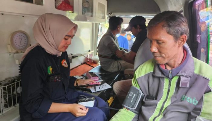 Pusdik Intelijen Lemdiklat Polri Gelar Pemeriksaan Kesehatan Gratis untuk Driver Ojek Online dalam Rangka HUT Bhayangkara ke-79