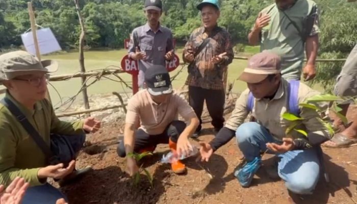 Batu Merah Purba Itu Masih Bernapas, Berkat Mereka yang Peduli