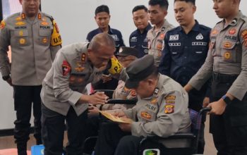 Peduli Masyarakat, Kapolda Jabar Serahkan Kursi Roda dan Santunan untuk Anak Yatim