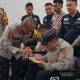 Peduli Masyarakat, Kapolda Jabar Serahkan Kursi Roda dan Santunan untuk Anak Yatim