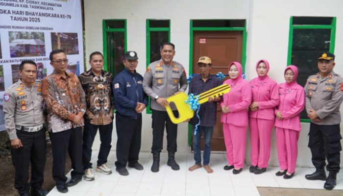 Hari Bhayangkara, Polres Tasikmalaya Bedah Rumah Buruh Harian di Mangunreja