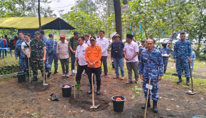 Hari Bakti ke-78, TNI AU Gandeng FKPAT Hijaukan Gunung Galunggung