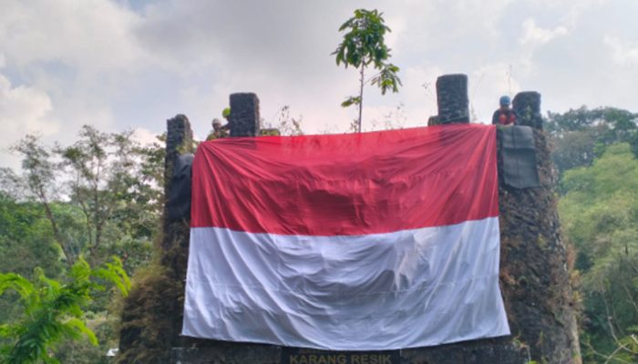 Aksi Spektakuler di Tasikmalaya, Pecinta Alam Bentangkan Merah Putih Raksasa di Karang Resik