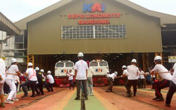 Semarak HUT ke-80 RI, Pegawai KAI Tarik Lokomotif 80 Ton di Bandung
