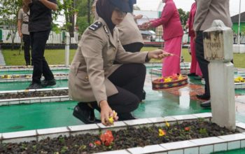 Polwan Tasikmalaya Peringati HUT ke-77 dengan Tabur Bunga untuk Pahlawan