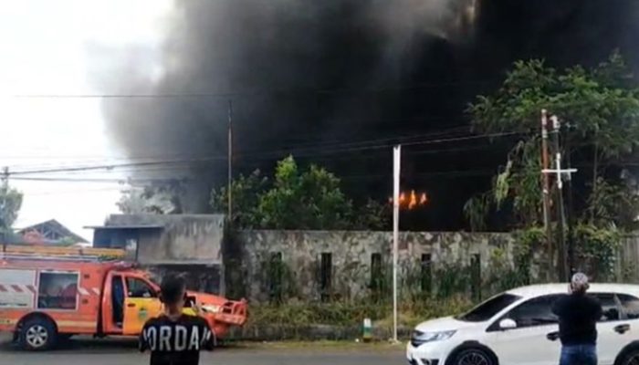 Lima Mobil Damkar dan Water Canon Dikerahkan Padamkan Gudang Terbakar