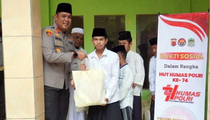 HUT ke-74 Humas Polri, Polres Tasikmalaya Tebar Kepedulian di Pesantren