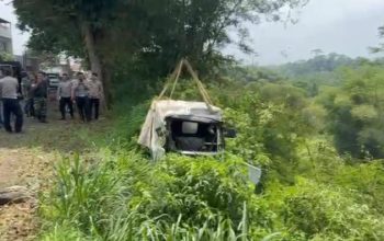Sigap, Polres Tasikmalaya Evakuasi Kendaraan MBG Terperosok 10 Meter ke Jurang