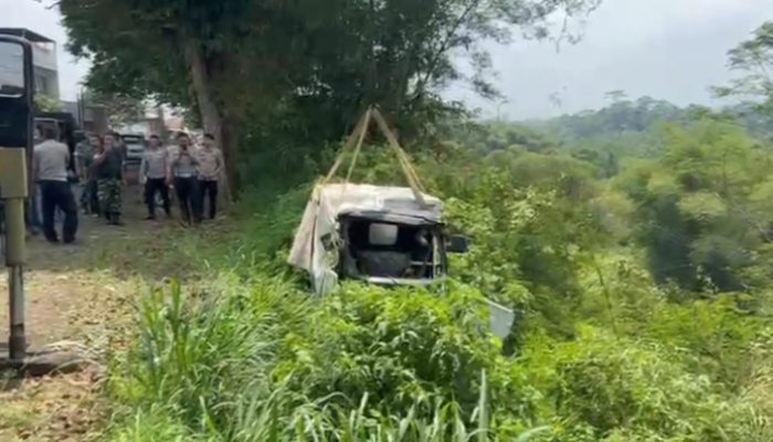 Sigap, Polres Tasikmalaya Evakuasi Kendaraan MBG Terperosok 10 Meter ke Jurang