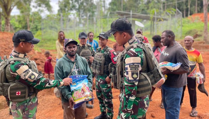 Satgas Pamtas Yonif 403 Pererat Kemanunggalan TNI dan Rakyat Lewat Bakti Sosial