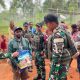 Satgas Pamtas Yonif 403 Pererat Kemanunggalan TNI dan Rakyat Lewat Bakti Sosial